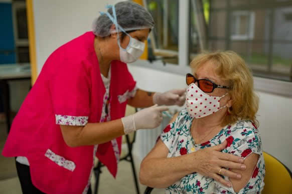 Comienza la inscripción a adultos mayores de entre 60 y 69 años para vacunarse contra el covid