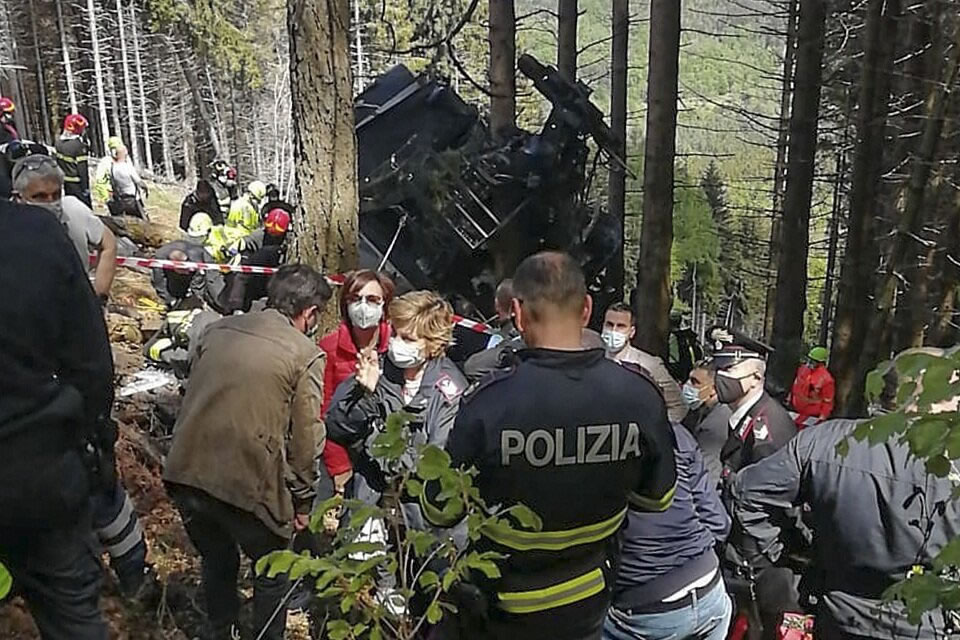 Italia: al menos 13 muertos y dos heridos por la caída de un teleférico