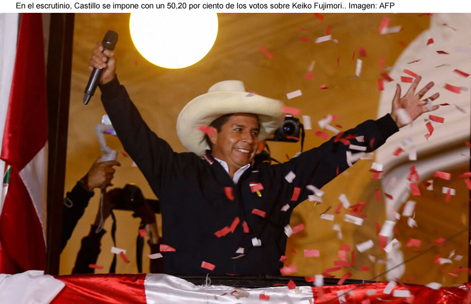 El maestro rural se impone en Perú con el 99,8 por ciento de los votos escrutados