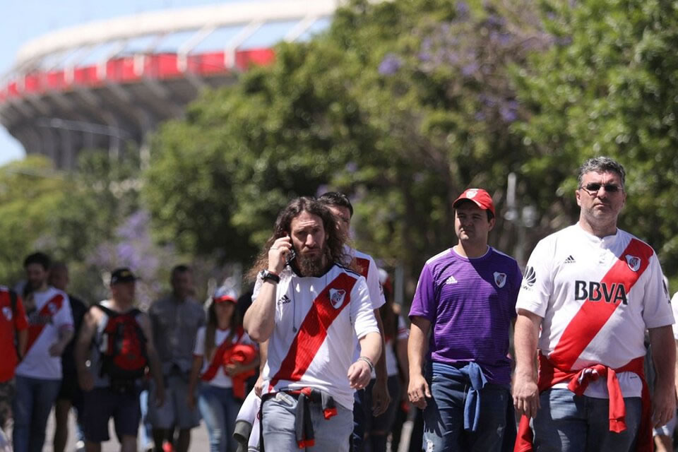 Los hinchas de River se preparan para el partido ante Boca