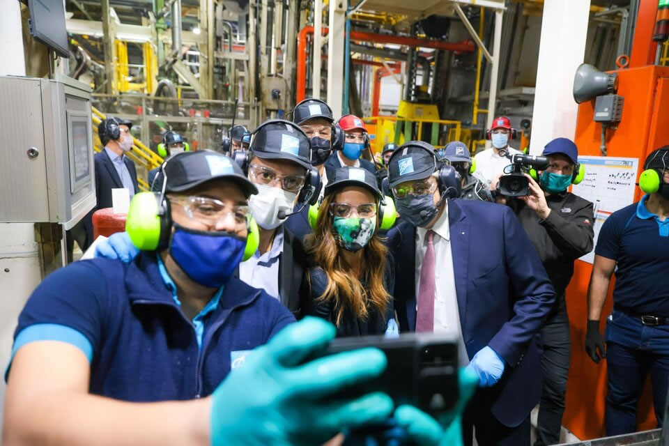 El Presidente visitó la fábrica de envases Ball