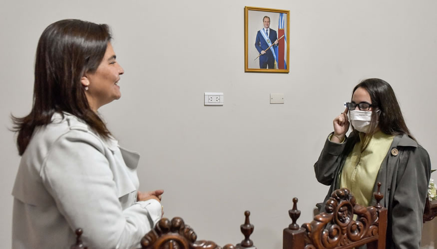 Entregan la primera Constitución de Entre Ríos en Braille a estudiante universitaria con disminución visual