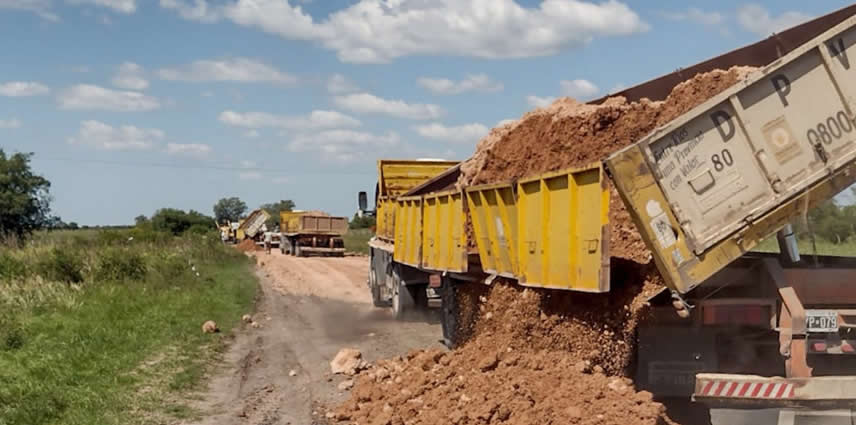 Trabajan en el mantenimiento de caminos productivos del departamento Colón