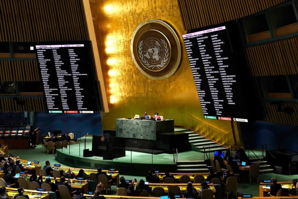 La iniciativa promovida por Estados Unidos tuvo el voto favorable de 93 países, 24 votos en contra y 58 abstenciones.