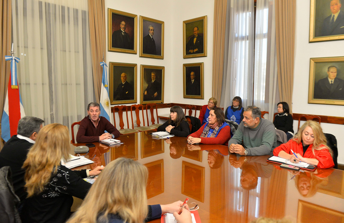 La provincia adelantará un 10 por ciento con los salarios de julio y se reabrirán paritarias