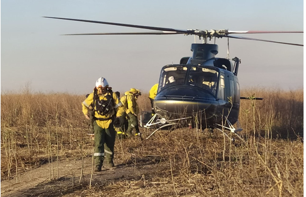 Más de 100 brigadistas combaten los incendios en islas del Delta