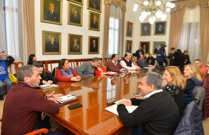 La provincia convocó a los gremios estatales y docentes para la semana que viene