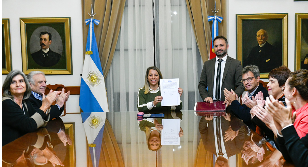 Se firmó el  contrato para construir el Portal de Interpretación con Información Turística  de Victoria