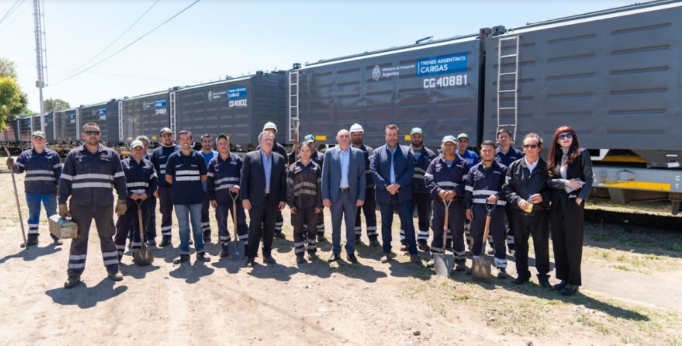 La industria ferroviaria nacional acompaña el crecimiento de TAC: se completa la entrega de 90 contenedores cerealeros a la línea Belgrano.