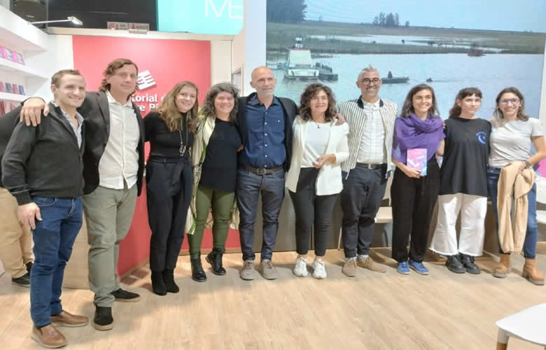 Se desarrollan presentaciones en el stand institucional de la EDER en la Feria Internacional del Libro