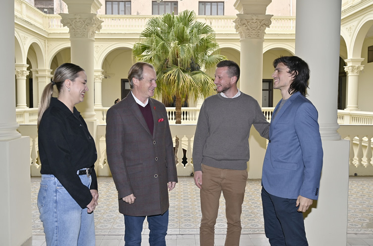 Bordet recibió a jóvenes entrerrianos que se formarán en el exterior para aplicar sus conocimientos en la provincia