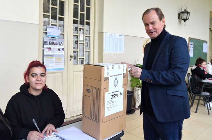 Bordet emitió su voto y convocó a votar para “consolidar la democracia”