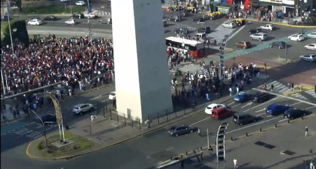 Los Spiderman y los libertarios se mezclaron en dos concentraciones simultáneas en el Obelisco