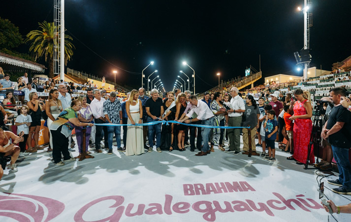 El gobernador presenció la primera noche del carnaval de Gualeguaychú