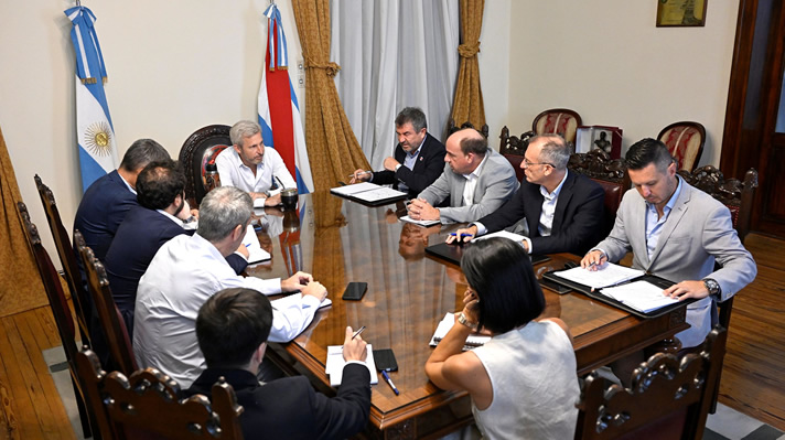 Reunión con funcionarios provinciales, recorrida por el Museo de Bellas Artes y visita al Club Patronato