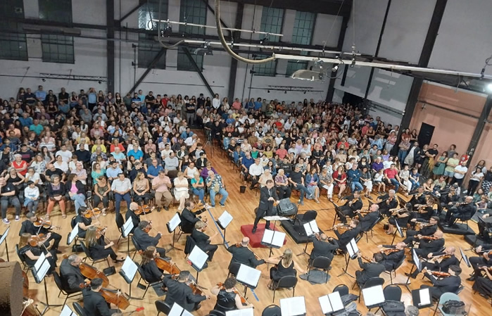 El público colmó La Vieja Usina para escuchar a la Orquesta Sinfónica