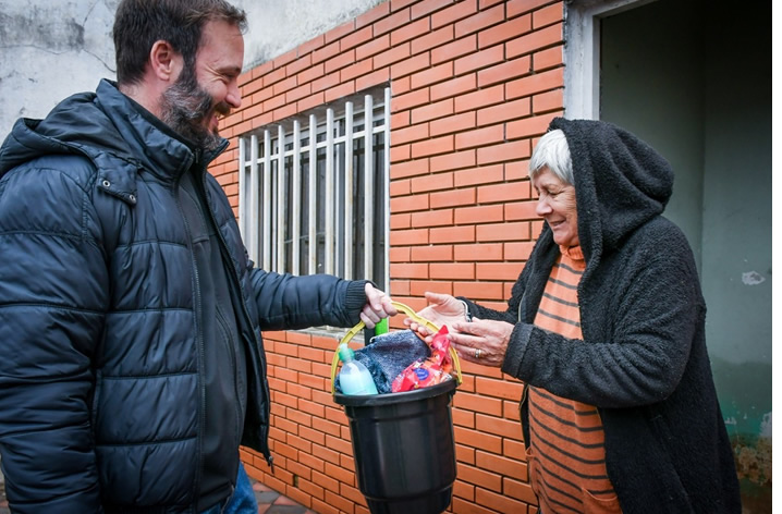 ENTREGA DE KITS DE LIMPIEZA A LOS DAMNIFICADOS POR LA INUNDACIÓN