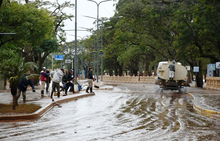 AVANZA LA LIMPIEZA DE LAS ZONAS AFECTADAS POR LA CRECIENTE DEL RÍO URUGUAY