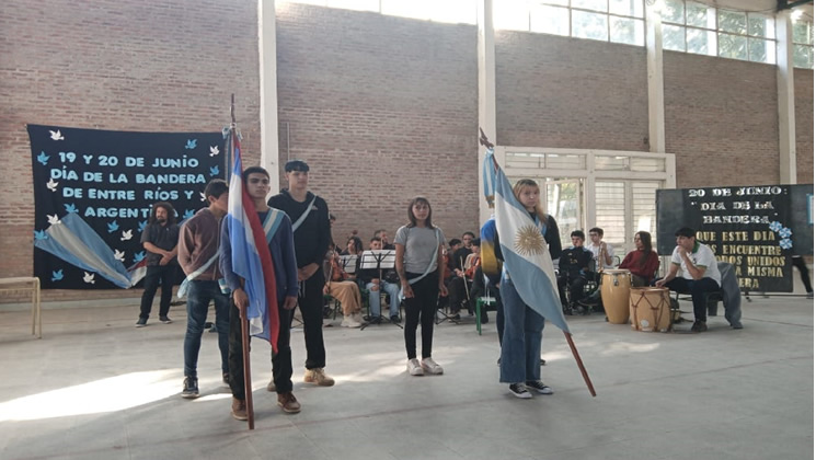 Jóvenes y niños llevan su música a escuelas por el Día de la Bandera (con corrección)