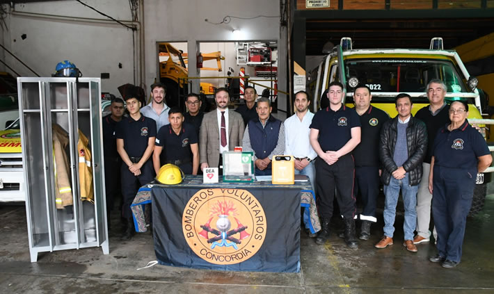 LA MUNICIPALIDAD HIZO ENTREGA DE UN DESFIBRILADOR Y UN LOCKER A LOS BOMBEROS VOLUNTARIOS