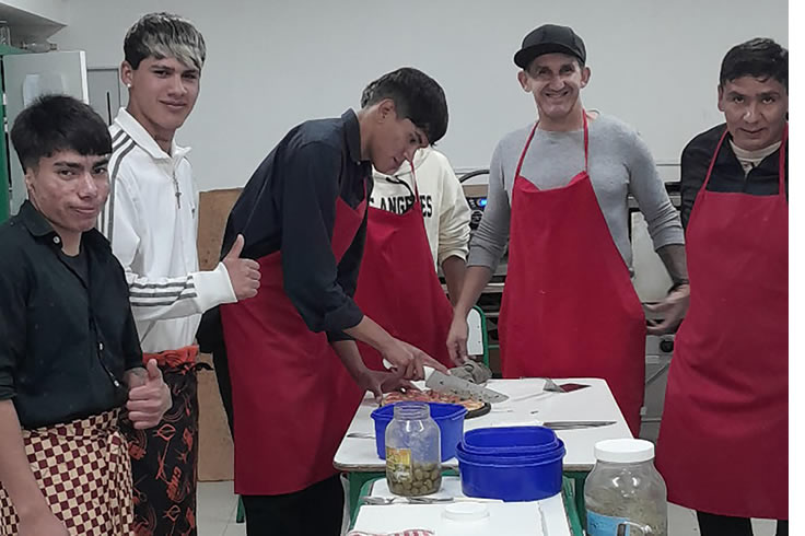 En el marco de las propuestas de formación laboral (FLO), la Escuela de Educación Integral N° 25 María Ana Mac Cotter de Concordia, realizó un proyecto de formación en panadería.