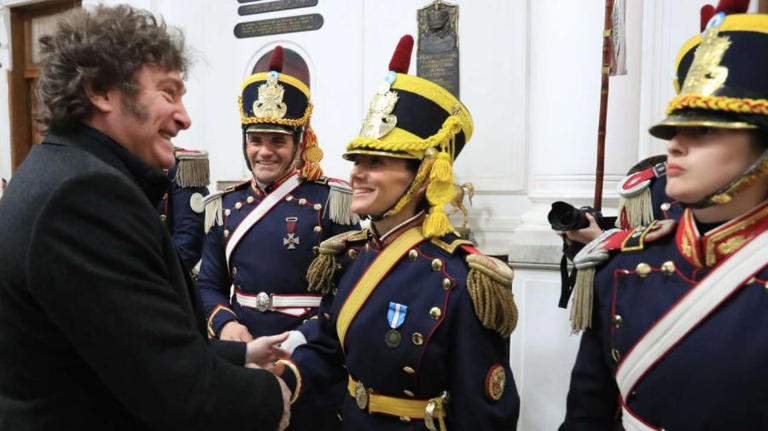 Javier Milei participó del acto de homenaje a San Martín en el cuartel de Granaderos a Caballo