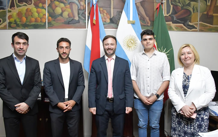 AZCUÉ RECIBIÓ AL JOVEN CONCORDIENSE QUE VIAJARÁ A CHINA EN 2025 BECADO POR UNA IMPORTANTE EMPRESA